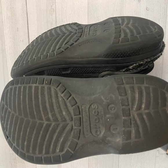 Crocs black fuzz lined juniors 1/3 - Picture 6 of 8